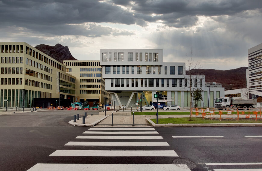 Batiment Xenocs - facade principale - avenue des Martyrs Presqu'ile scientifique de Grenoble